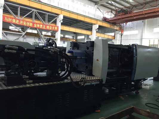 中国 高性能の力を締め金で止める大きい射出成形機械3880KN 工場